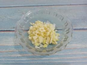 葱姜蒜切成粒