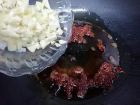 然后再把葱姜蒜粒倒入锅中煸香