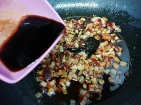 倒入料汁翻炒均匀
