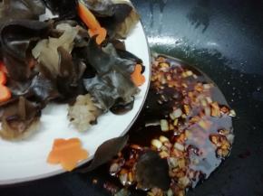 再倒入木耳和少许的胡萝卜翻炒片刻