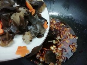 再倒入木耳和少许的胡萝卜翻炒片刻