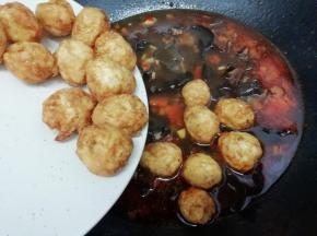 然后再把炸好的鹌鹑蛋放入锅中大火烧开，转中火慢煮