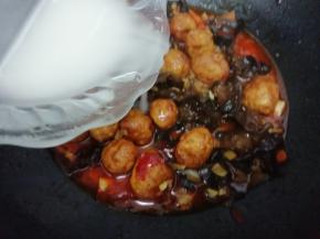 等到汤汁快没时，把水淀粉倒入勾芡