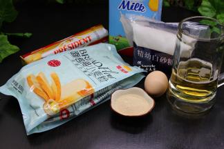 食材准备工作：金龙鱼面包用小麦粉（高筋面粉）、啤酒、牛奶、鸡蛋、细白砂糖、耐高糖的酵母、盐、黄油等。其中黄油切块，在室温内软化。