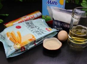 食材准备工作：金龙鱼面包用小麦粉（高筋面粉）、啤酒、牛奶、鸡蛋、细白砂糖、耐高糖的酵母、盐、黄油等。其中黄油切块，在室温内软化。