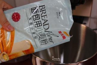 高筋小麦粉倒入厨师机，然后放酵母，手持搅拌棒，拌均。个人习惯，用手搅拌更加均匀和省事。