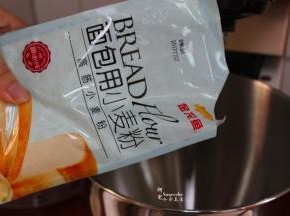 高筋小麦粉倒入厨师机，然后放酵母，手持搅拌棒，拌均。个人习惯，用手搅拌更加均匀和省事。