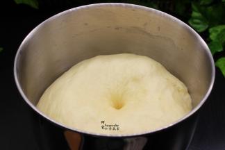 用手揉成光滑的面团，放入厨师机的桶里，盖上盖子，进行第一次发酵。发酵到2倍大，用手指占面粉捅入面团，拔出手指之后形成的孔洞不回缩也不塌陷，就表示发酵好了。