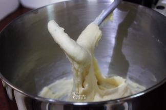 约3分钟左右，面团变的光滑，可以停机检查一下面团，形成厚膜，扯开就会断。继续揉5分钟，面团已经形成透光的薄膜，达到扩展阶段。