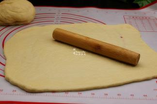 松弛好的面团，用擀面杖分别擀成长方形的面片，边角四周要薄些。