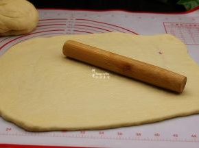 松弛好的面团，用擀面杖分别擀成长方形的面片，边角四周要薄些。
