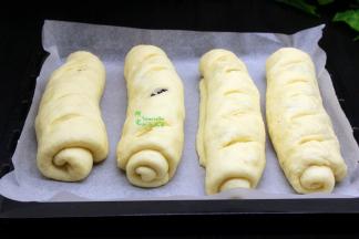 烤盘垫上硅油纸，面卷均匀放入烤盘，进行2次发酵。发酵好的面卷用刀在表皮上斜划出刀口子。