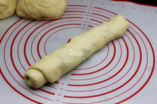 面片沿着长边卷起，收口朝下放置。