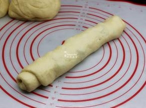 面片沿着长边卷起，收口朝下放置。