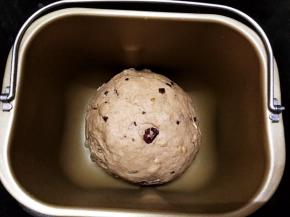 取出面团排气后重新滚圆，取出搅拌刀把面团放入