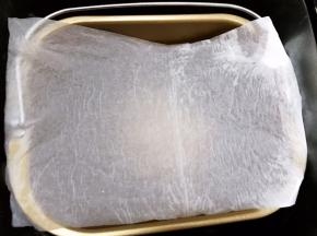 面包桶盖上一张湿水不滴水的纸巾，开始一发（用常温发酵不要用面包机发酵程序）