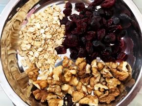 准备好果干和燕麦片