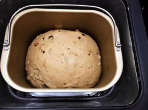 面包机启动烘烤程序40到45分钟，烘烤结束取出放在晾架上凉至手温