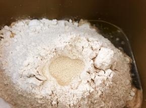 面粉堆里挖个坑埋了干酵母，因为无糖用普通干酵母即可