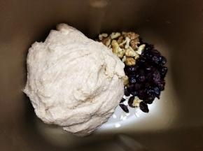 揉至时间剩最后十分钟时加入果干和燕麦片