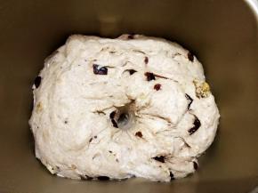 发酵至2.5倍大，手指插入面团不回缩不塌陷