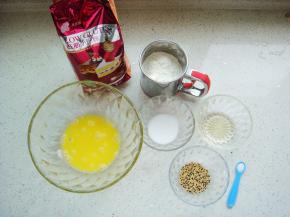 食材分别称好备用。鸡蛋入盆中打散。