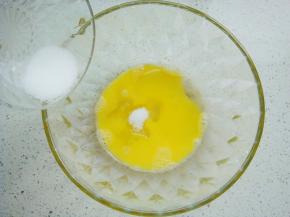 盐、白砂糖倒入鸡蛋液里。