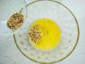 倒入黑白芝麻，用熟芝麻会更香哦。