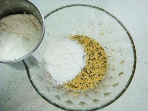 搅拌均匀后筛入低筋面粉。