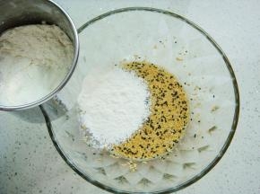 搅拌均匀后筛入低筋面粉。