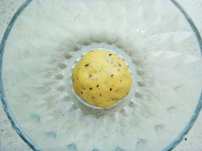 和成光滑的面团盖上保鲜膜静置半小时。