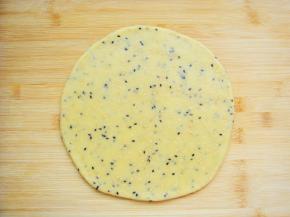 面团放在砧板上擀成厚度约0.5CM的薄片。