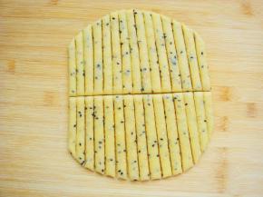 中间切断。周边切掉多余的可再次和到一起擀片切条。