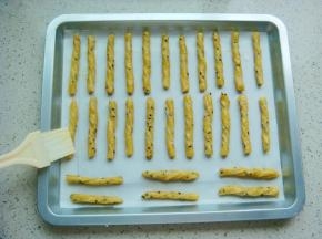 刷上全蛋液（分量外）。