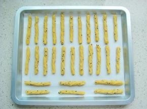 两端拧几下放入烤盘中。