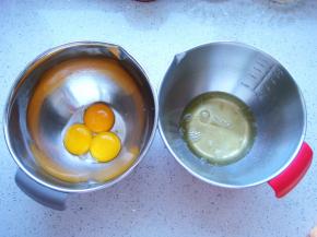 盆里要干净要无水无油，小心分离蛋白和蛋黄。白砂糖分出10克加入蛋黄里，加入盐。