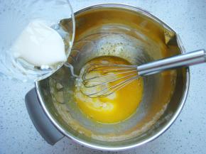 搅拌均匀后倒入玉米油和纯牛奶。