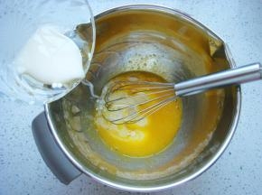 搅拌均匀后倒入玉米油和纯牛奶。