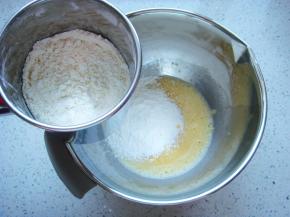 再次搅拌均匀后筛入低筋面粉。