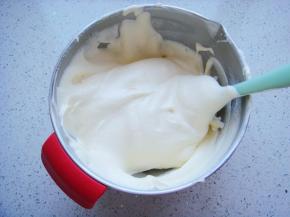 翻拌好后倒入余下的蛋白中继续翻拌均匀。