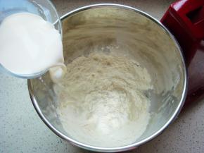 加入剩余的牛奶。