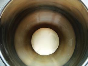 和成光滑的面团盖上保鲜膜，进行第一次发酵。