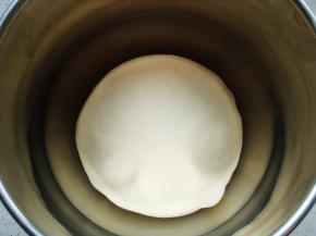 面团发酵至两倍大。