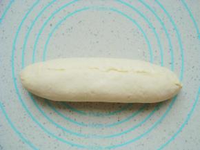 由上至下卷起来捏紧封口。