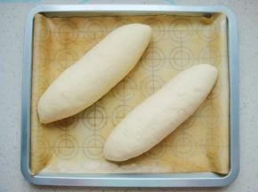 封口向下放入烤盘中，两个依次做好。