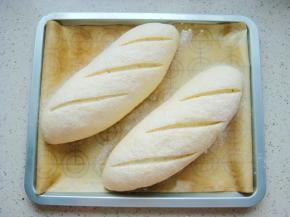 筛上一层薄薄的干面粉，用锋利的刀倾斜着割出三道刀口。