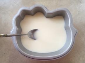 用勺清理掉表层的泡泡。
