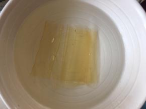 取3片吉利丁片，用冷水泡软