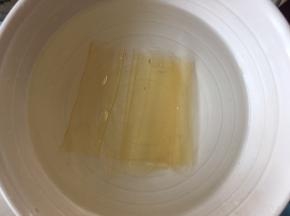 取3片吉利丁片，用冷水泡软