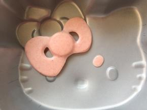 冰箱取出冷冻的模具，轻磕两下，粉色蝴蝶结跟鼻子就跟模具脱离啦。
